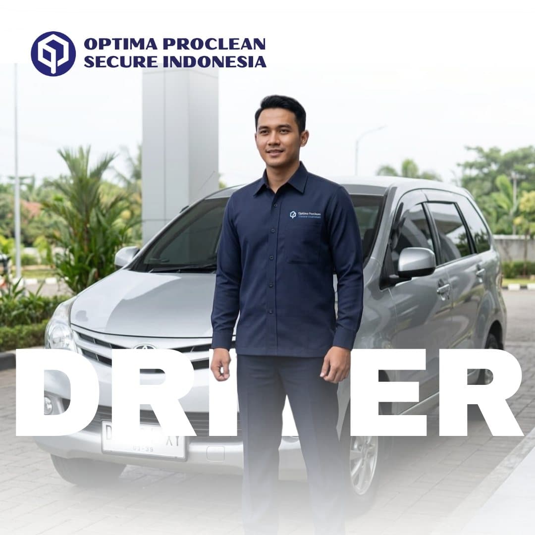 Driver OPTIMA berseragam navy berdiri di depan mobil operasional